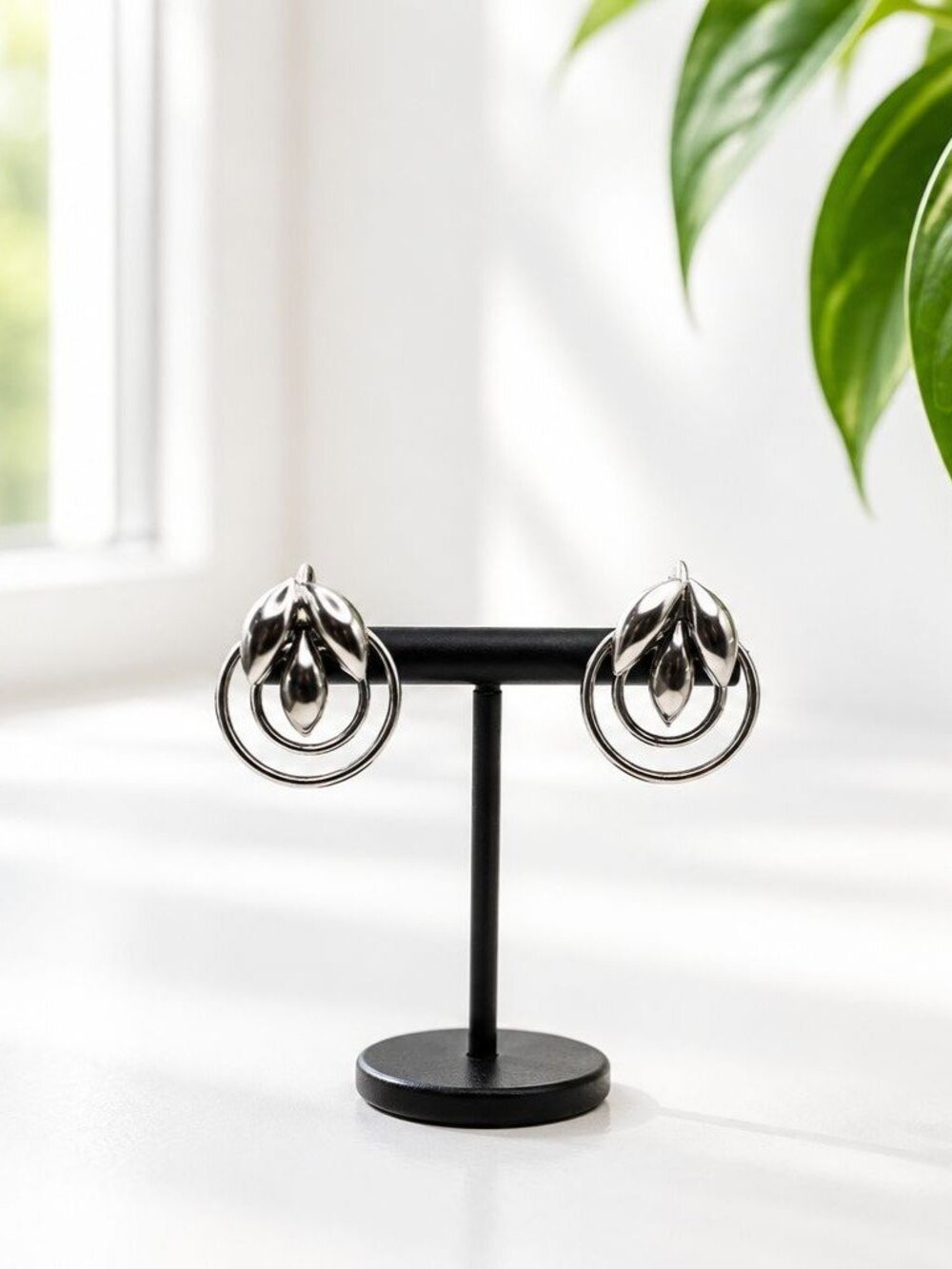 Vintage Silver Tone Leaf Circle Clip On Earrings